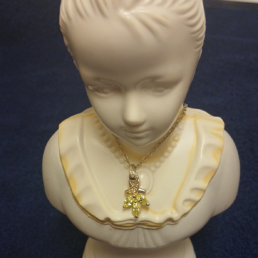 AVON VINTAGE 925 Sterling Silver Marquise Peridot Cluster Leaf Necklace NWOT